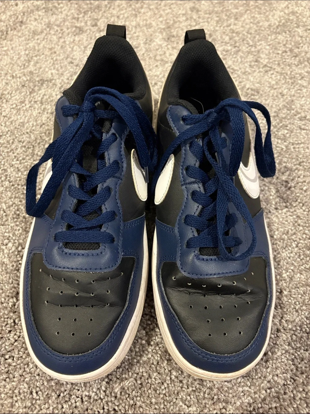 Nike Men's Navy and Black Low-Top Sneakers with White Swoosh
